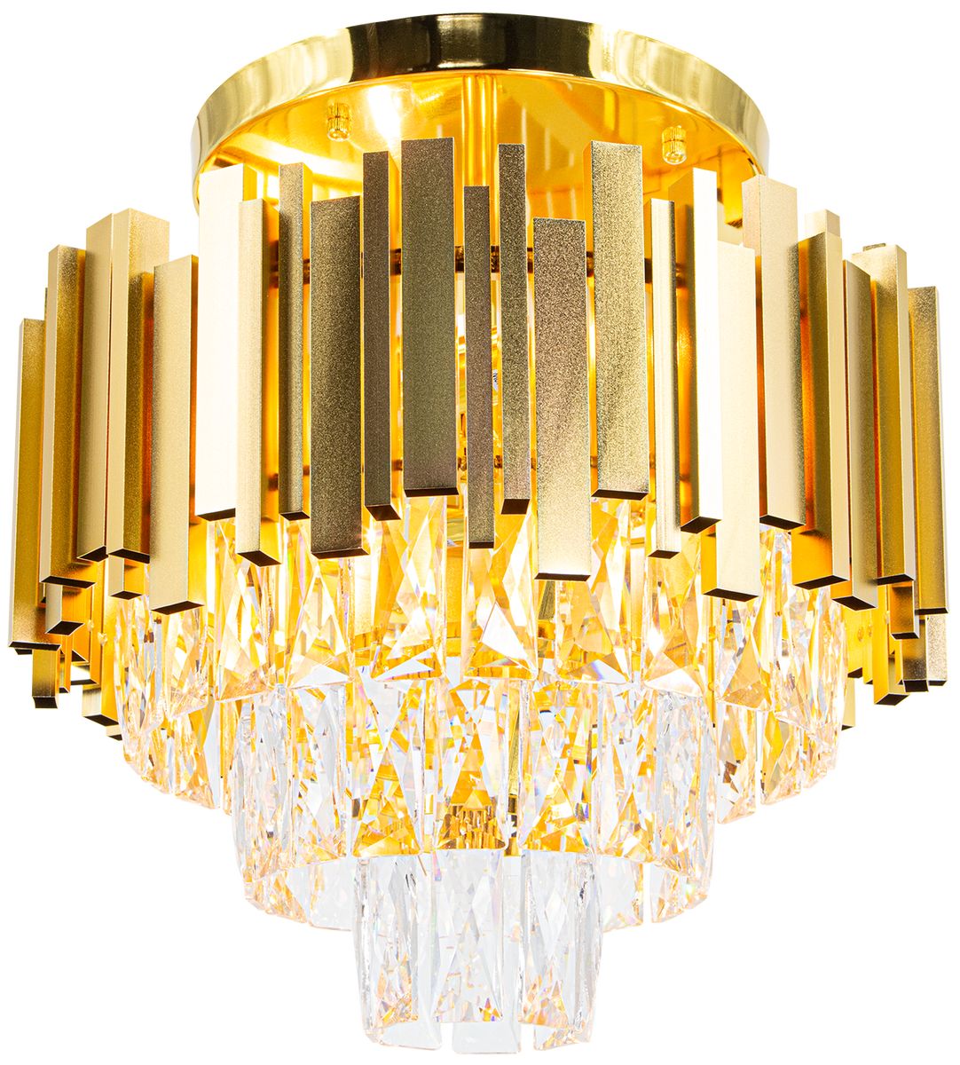 Lampa sufitowa Valetta z czterema gniazdami E27, w złotym wykończeniu. Posiada geometryczne, metalowe elementy oraz kryształowe detale, które odbijają światło, tworząc efektowną iluminację. Ujęcie z dołu, produkt zamontowany na suficie.