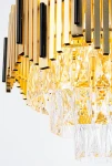 Lampa sufitowa Belize 4xE27 w kolorze złotym i czarnym, z poziomymi metalowymi paskami i kryształowymi detalami. Ujęcie w zbliżeniu na górną część lampy, ukazujące eleganckie wykończenie oraz strukturalne elementy dekoracyjne.
