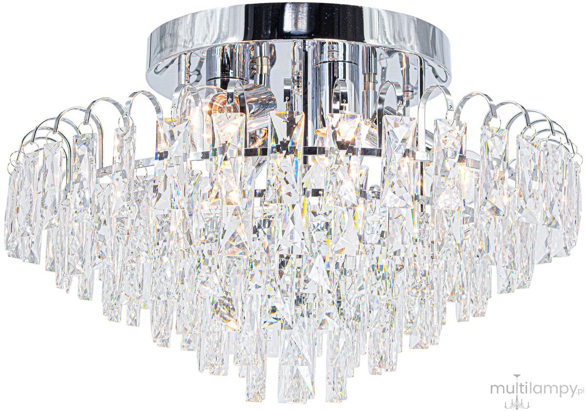 Lampa sufitowa Monaco w kolorze chromu z sześcioma oprawami na żarówki E27. Posiada kryształowe elementy w formie wiszących, prostokątnych reflektorów. Ujęcie z dołu, prezentujące detale wykończenia i połysk materiałów.