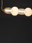 Złota lampa wisząca Arroyos z jednym źródłem LED 42W, składająca się z trzech kulistych kloszy: dwóch matowych białych i jednego przezroczystego, z fakturą. Ujęcie z góry, na jednolitym ciemnym tle, z widocznym kablem.
