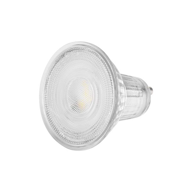 Żarówka LED GU10 o mocy 6W z ciepłą białą barwą światła (2700K). Okrągła, przezroczysta klosz z delikatnym wzorem, z widocznym gwintem do montażu. Ujęcie z boku, pokazujące detal reflektora.