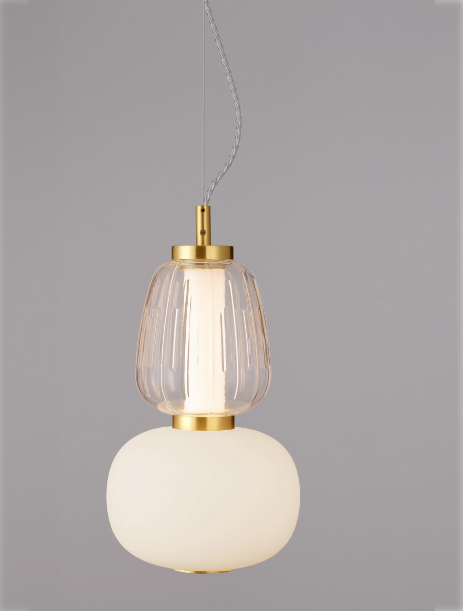 Lampa wisząca Arroyos, złota, z 1xLED 18W. Górna część w formie przezroczystego klosza o żłobieniach, dolna część okrągła, matowa, biała. Zawieszona na cienkim przewodzie, w neutralnym tle.