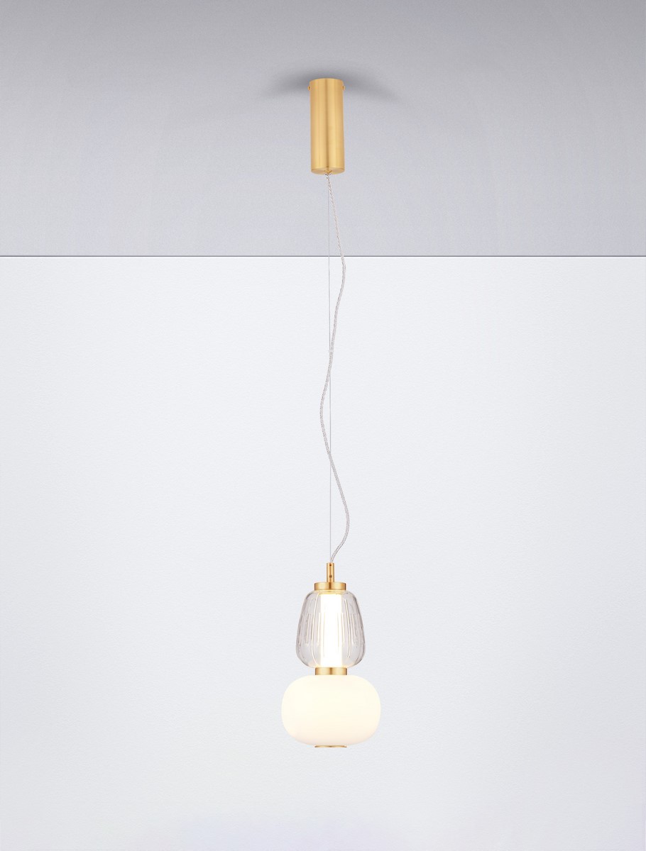 Lampa wisząca Arroyos 1xLED 18W w kolorze złotym, z dwiema kulistymi osłonami: dolna matowa biała, górna przezroczysta z fakturą. Zawieszona na cienkim przewodzie, montowana do sufitu. Prosta forma, elegancki design.