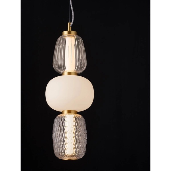 Lampa wisząca Arroyos z jednym żarówką LED 28W, w złotej oprawie. Składa się z trzech różnych kloszy: szklanego, matowego oraz teksturowanego, w kształcie cylindrów i kul. Ujęcie frontalne na ciemnym tle. Idealna do nowoczesnych wnętrz.