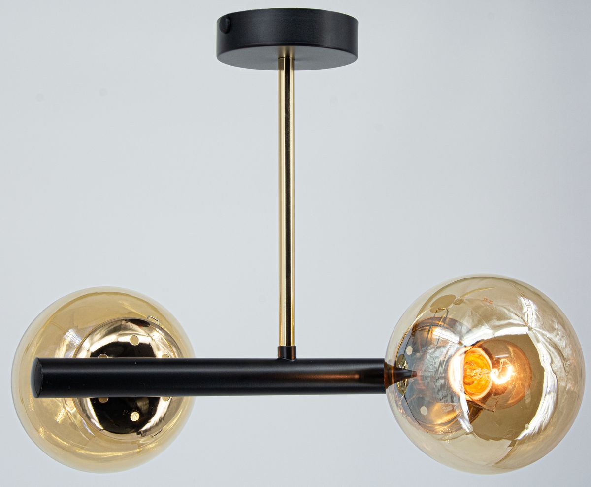 Lampa wisząca Otis 2xE27 w kolorze czarnym i złotym, z dwiema szklanymi kulami, zawieszona na metalowym stelażu. Kule mają przezroczyste, złote wykończenie, a całość jest zamontowana na prostym, okrągłym elemencie sufitowym.