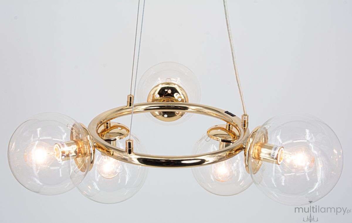Lampa wisząca Amaro 5xE14 w kolorze złotym, z okrągłą metalową podstawą i pięcioma szklanymi kloszami w kształcie kul. Ujęcie z góry, pokazujące detal konstrukcji i źródła światła. Idealna do nowoczesnych wnętrz.