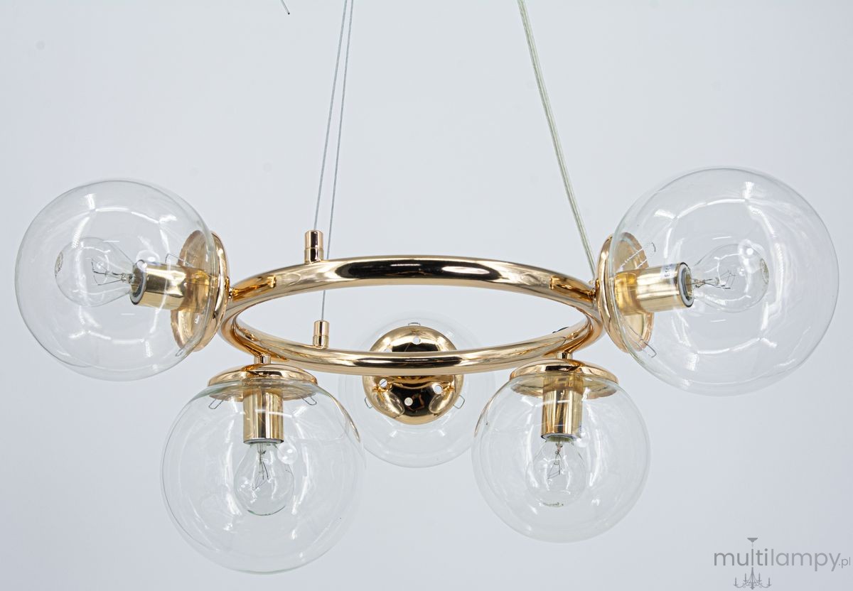 Lampa wisząca Amaro z pięcioma żarówkami E14, złota konstrukcja z metalowym pierścieniem. Szklane klosze w formie kul, umieszczone na równym poziomie. Produkt zawieszony na cienkim przewodzie, na jednolitym tle.