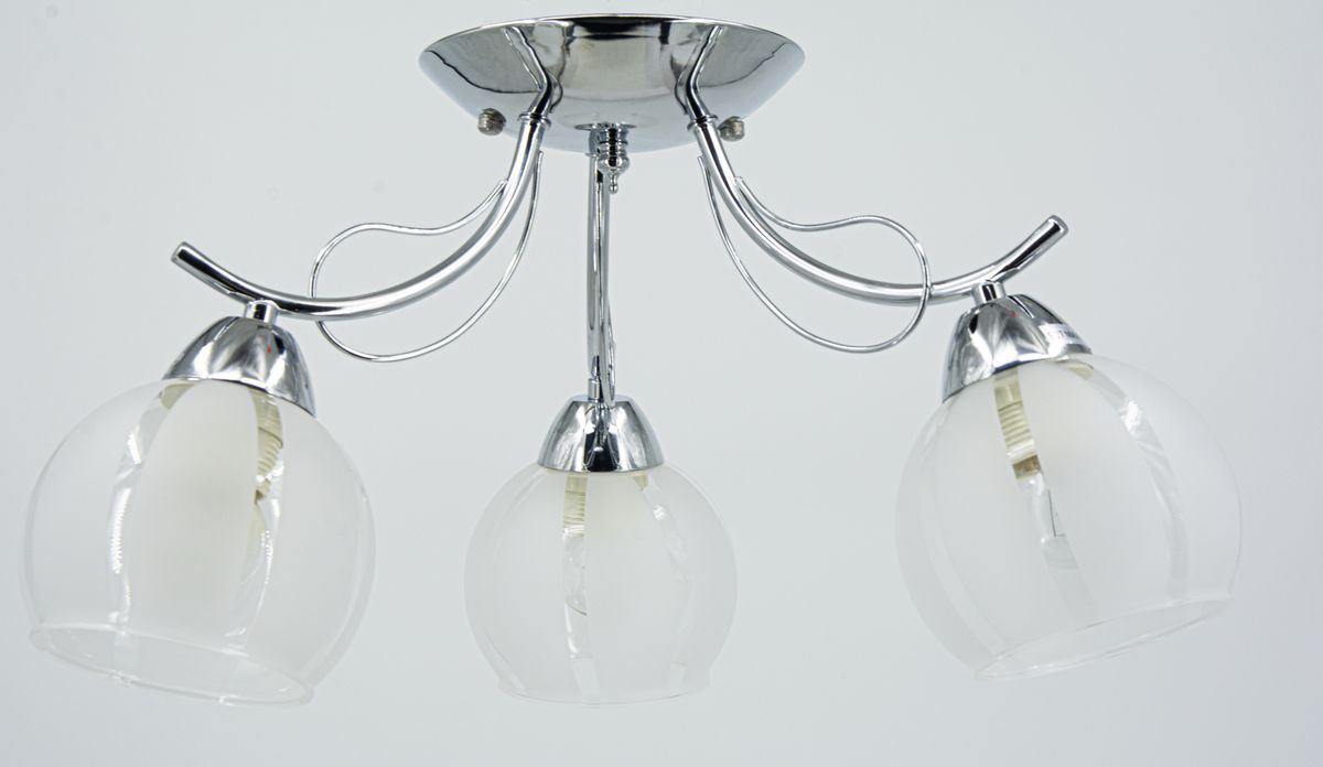 Lampa sufitowa Faro z trzema kloszami E27 w kolorze chromu. Klosze mają półprzezroczysty, zaokrąglony kształt. Wykonana z metalu i szkła, montowana do sufitu. Ujęcie z dołu, ukazujące elegancki design i połączenie materiałów.