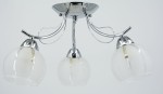 Lampa sufitowa Faro z trzema kloszami E27 w kolorze chromu. Klosze mają półprzezroczysty, zaokrąglony kształt. Wykonana z metalu i szkła, montowana do sufitu. Ujęcie z dołu, ukazujące elegancki design i połączenie materiałów.