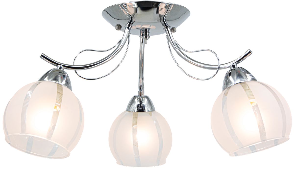 Lampa sufitowa Faro z trzema kloszami, wykonana z chromowanego metalu i białego szkła. Klosze mają zaokrąglony kształt z dekoracyjnymi paskami. Ujęcie frontalne, lampa zamontowana na suficie, widoczne elementy mocujące.