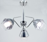 Żyrandol Clovis 3xE27 w chromowanym wykończeniu, z trzema kloszami w kształcie stożków. Klosze wykonane z przezroczystego materiału, zamontowane na metalowej konstrukcji. Całość zawieszona na prostym, chromowanym stelażu.