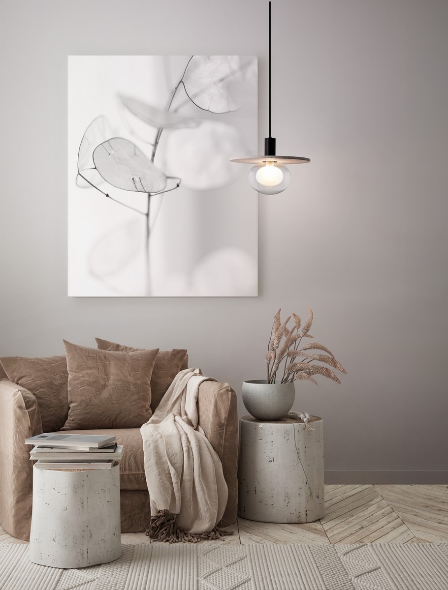 Lampa wisząca Asunta 1xE27 w kolorze czarnym i beżowym, z przezroczystym kloszem i okrągłą podstawą. Zawieszona nad strefą wypoczynkową, w otoczeniu beżowych mebli i dekoracji, na jasnym tle.