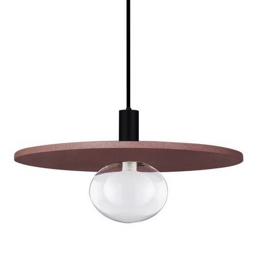 Lampa wisząca Asunta z czarnym przewodem, okrągłym, płaskim kloszem w czerwonym kolorze oraz okrągłą, przezroczystą żarówką E27. Produkt zawieszony w pozycji pionowej, na jednolitym tle.