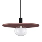 Lampa wisząca Asunta z czarnym przewodem, okrągłym, płaskim kloszem w czerwonym kolorze oraz okrągłą, przezroczystą żarówką E27. Produkt zawieszony w pozycji pionowej, na jednolitym tle.