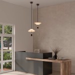Lampa wisząca Ayaviri 1xLED 8W w kolorze czarnym, z metalowym zawieszeniem. Umieszczona w biurowym wnętrzu, obok drewnianego biurka. Kształt klosza przypomina talerz, z eleganckim detalem na zwisie. Tło w stonowanej kolorystyce.