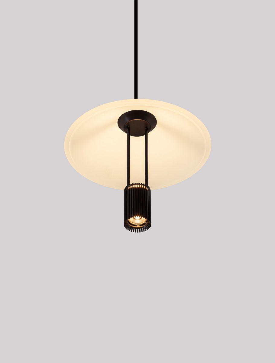 Lampa wisząca Ayaviri 1xLED 8W w kolorze czarnym. Okrągła, matowa podsufitka z białym kloszem, z centralnym źródłem światła w czarnej oprawie z wytłoczeniem. Produkt wiszący, zawieszony na cienkim kablu, na jednolitym tle.