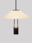 Lampa wisząca Ayaviri 1xLED 8W w kolorze czarnym. Posiada stożkowaty klosz w odcieniu białym, z metalowym detalem w formie żebrowanej podstawy. Zawieszona na czarnym przewodzie, frontalne ujęcie, na jednolitym tle.