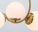 Lampa wisząca Luna 3xE14 w kolorze mosiądzu z trzema okrągłymi kloszami z mlecznego szkła. Widok z boku, pokazujący szczegóły mocowania i kształt lampy. Elegancka, idealna do nowoczesnych wnętrz.
