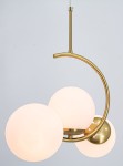 Lampa wisząca Luna z mosiądzu, z trzema okrągłymi kloszami w białym kolorze. Ujęcie z przodu, z cienką metalową rurką podtrzymującą. Klasyczny design, idealna do nowoczesnych wnętrz. Wymiary kloszy są jednorodne, a powierzchnia jest gładka.