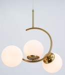 Lampa wisząca Luna 3xE14 w kolorze mosiężnym, z trzema okrągłymi, matowymi kloszami w białym kolorze. Ujęcie z dołu, prezentujące elegancki, minimalistyczny design. Klosze umieszczone na okrągłej podstawie, zawieszone na cienkim kablu.