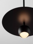 Lampa wisząca Baila w kolorze czarnym z okrągłym kloszem. Zawiera jedną diodę LED o mocy 8W. Ujęcie z dołu, ukazujące gładką powierzchnię klosza i emitowane ciepłe światło. Prosty, nowoczesny design, idealna do różnych wnętrz.
