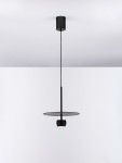 Czarna lampa wisząca Baila z jednym źródłem LED 8W, zawieszona na cienkim przewodzie. Okrągła podstawa i szeroki klosz tworzą nowoczesny design. Ujęcie z dołu, na białym tle.