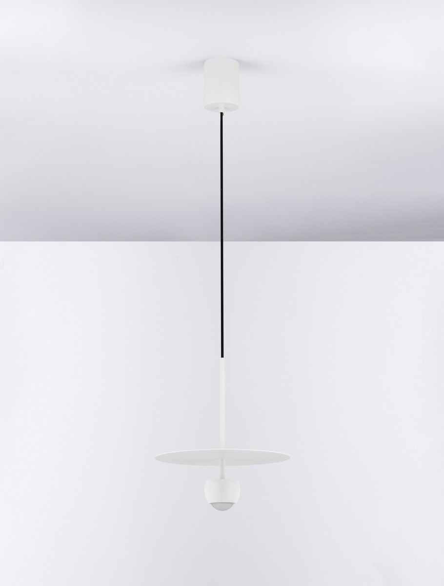 Lampa wisząca Baila w kolorze białym, z pojedynczym źródłem światła LED 8W. Posiada okrągły klosz na cienkim, czarnym kablu, montowana na suficie. Prosty, nowoczesny design, idealna do różnych wnętrz.