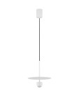 Lampa wisząca Baila 1xLED 8W w kolorze białym, z okrągłym kloszem i cienkim, czarnym przewodem. Ujęcie frontalne, lampa zawieszona na suficie, minimalistyczny design.