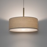 Lampa wisząca Santana M w kolorze kremowym, z okrągłym abażurem z tkaniny. Ujęcie z góry, lampa zawieszona na cienkim przewodzie. Widoczna oprawka E27 w centralnej części, delikatne oświetlenie tworzy przytulną atmosferę.