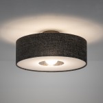 Lampa sufitowa Amarela M w czarnym melanżu, z okrągłym kloszem, z widoczną żarówką E27. Ujęcie frontalne, montowana do sufitu, z jasnym otoczeniem. Tekstura klosza przypomina materiał, co nadaje jej elegancki wygląd.