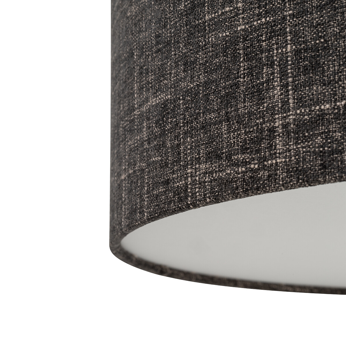 Lampa sufitowa Amarela M w kolorze czarnego melanżu, wykonana z tkaniny, z okrągłym kloszem z białym wnętrzem. Ujęcie z boku, pokazujące teksturę materiału oraz krawędź klosza. Wymaga jednej żarówki E27.
