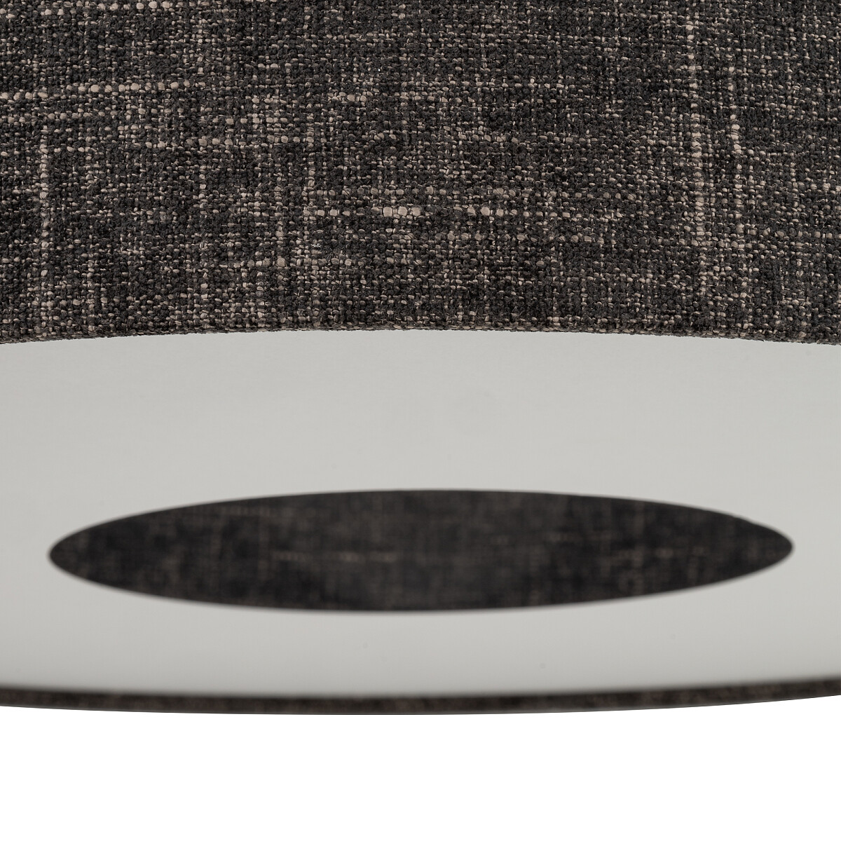 Lampa sufitowa Amarela S w czarnym melanżu, z abażurem o teksturowanej powierzchni, widoczna z dołu. Posiada okrągły otwór w dolnej części, ukazujący białe wnętrze. Przeznaczona na żarówkę E27.
