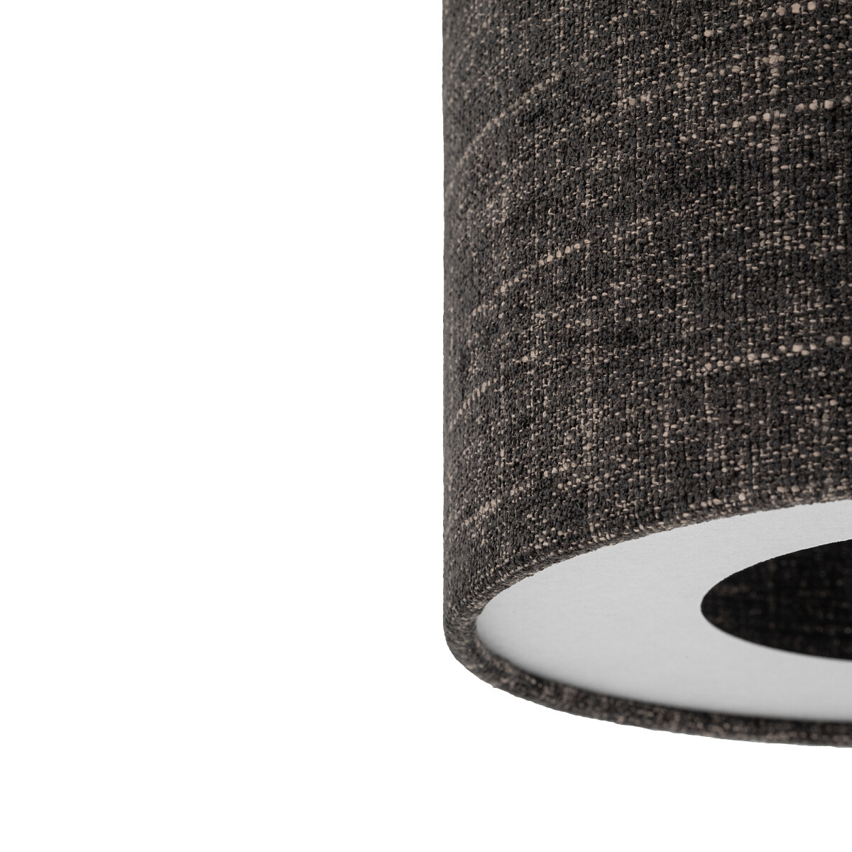 Czarna lampa sufitowa Amarela S z materiałowym kloszem w melanżowym wzorze, z widocznym otworem na żarówkę E27. Ujęcie z boku, ukazujące teksturę tkaniny oraz wnętrze klosza.