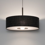 Lampa wisząca Amarela L w kolorze czarnym melanż, z okrągłym kloszem z tkaniny, zawieszona na cienkim przewodzie. Wewnętrzna część klosza w jasnym kolorze, z widocznym miejscem na żarówkę E27. Zawieszona w pozycji centralnej, na jednolitym tle.
