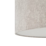 Lampa wisząca Cedro M w kolorze beżowym, z kloszem o teksturze przypominającej tkaninę. Ujęcie z boku, pokazujące górną krawędź klosza w minimalistycznym stylu. Przeznaczona na żarówkę E27.