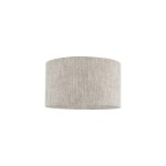 Lampa sufitowa Cedro S w kolorze beżowym, o okrągłym kształcie. Wykonana z tkaniny o delikatnej fakturze. Przeznaczona do jednego źródła światła E27. Ujęcie frontalne, produkt zawieszony w powietrzu na białym tle.