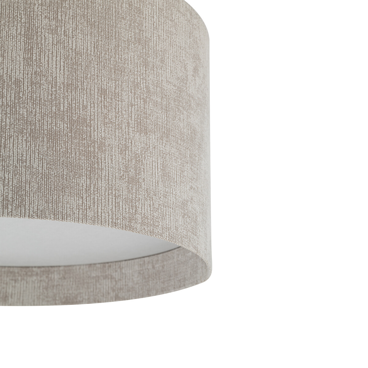 Lampa sufitowa Cedro S w kolorze beżowym, z kloszem o teksturowanej powierzchni. Klosz ma okrągły kształt, montowany na suficie, z miejscem na jedną żarówkę E27. Tło białe, co podkreśla fakturę materiału.