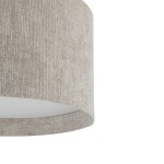 Lampa sufitowa Cedro S w kolorze beżowym, z kloszem o teksturowanej powierzchni. Klosz ma okrągły kształt, montowany na suficie, z miejscem na jedną żarówkę E27. Tło białe, co podkreśla fakturę materiału.