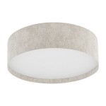 Lampa sufitowa Cedro M w kolorze beżowym, z kloszem w formie płaskiego talerza. Wykonana z materiału tekstylnego, z miejscem na jedną żarówkę E27. Widok z góry, ukazujący prosty, elegancki design.