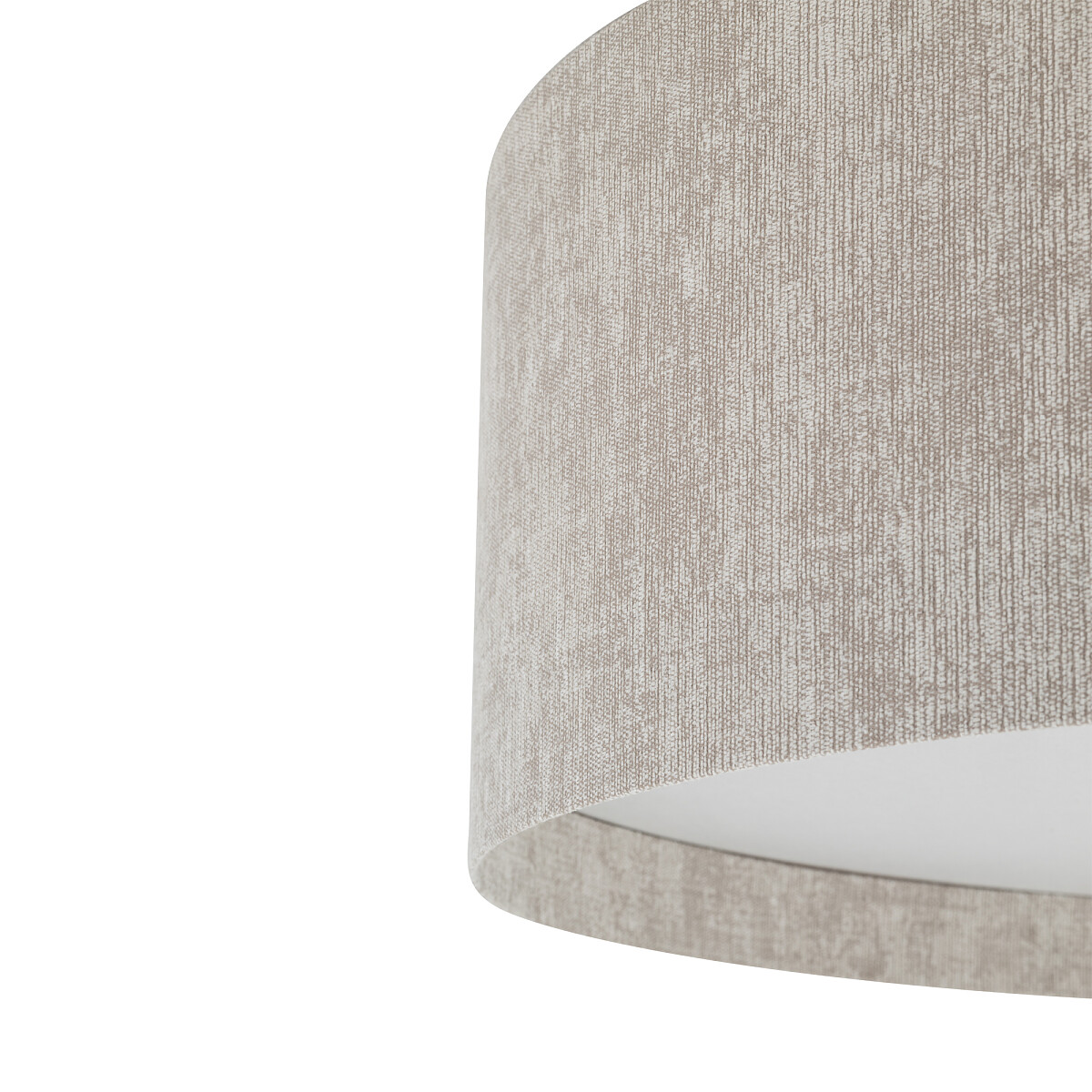 Beżowa lampa sufitowa Cedro M z kloszem w teksturze, wykonana z materiału, z miejscem na jedną żarówkę E27. Ujęcie z boku, pokazujące detal klosza.