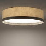 Lampa sufitowa Cedro L w kolorze beżowym, o okrągłym kształcie. Wykonana z materiału o teksturowanej powierzchni, z białym kloszem wewnętrznym. Zawiera miejsce na żarówkę E27, montowana na suficie, widok z dołu.