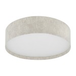 Lampa sufitowa Cedro L w kolorze beżowym, z okrągłym kloszem o delikatnej fakturze. Posiada miejsce na jedną żarówkę E27. Ujęcie z góry, ukazujące gładką, matową powierzchnię klosza.