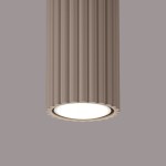 Lampa sufitowa Karbon 20 l w kolorze taupe, z cylindrycznym, żebrowanym kloszem i jedną oprawą GU10. Zbliżenie na dolną część lampy, z widocznym źródłem światła w okrągłej ramie. Tło w jednolitym, neutralnym kolorze.