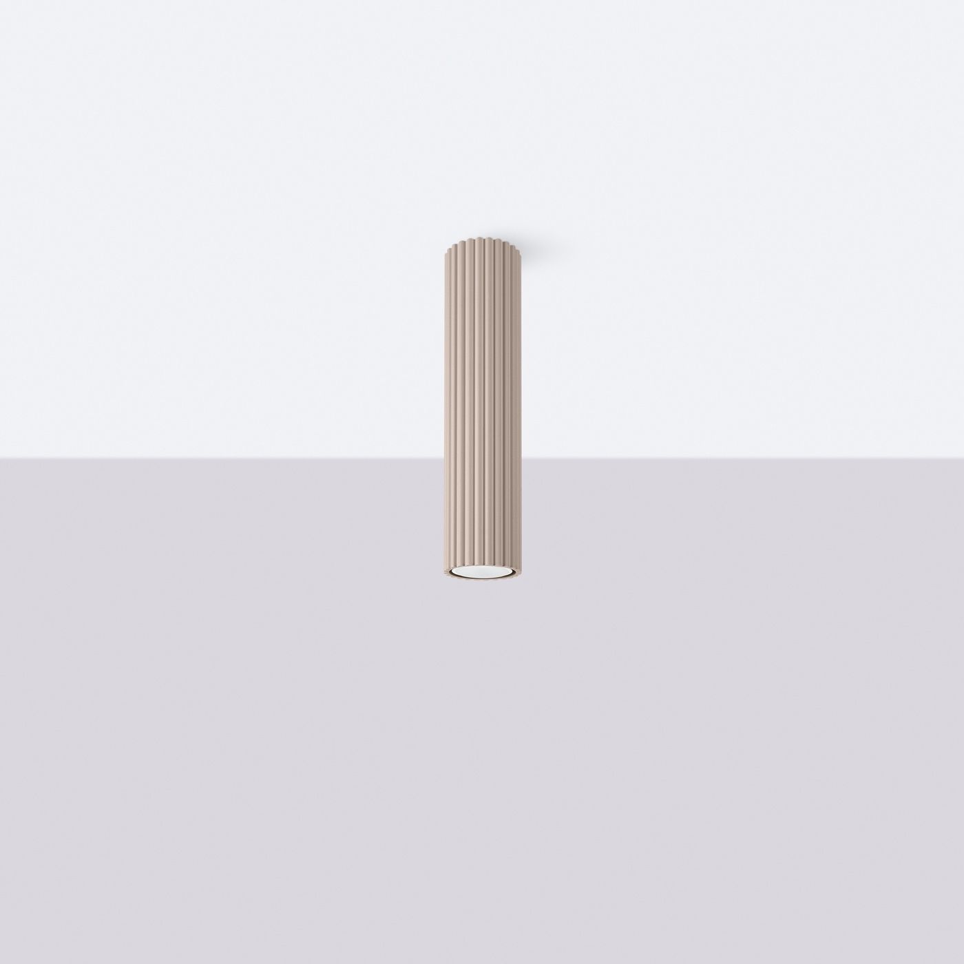 Lampa sufitowa Karbon 30 w kolorze taupe, cylindryczna z fakturą pionowych żłobień. Ujęcie frontalne, montowana na suficie. Pasuje do nowoczesnych wnętrz, emitując światło przez pojedynczą żarówkę GU10.