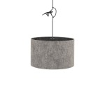 Lampa wisząca Lago S w kolorze szarym, z okrągłym abażurem z materiału tekstylnego. Montaż na czarnym przewodzie z metalowym mocowaniem. Przeznaczona na żarówkę E27. Zawieszona w pozycji centralnej, na jednolitym tle.