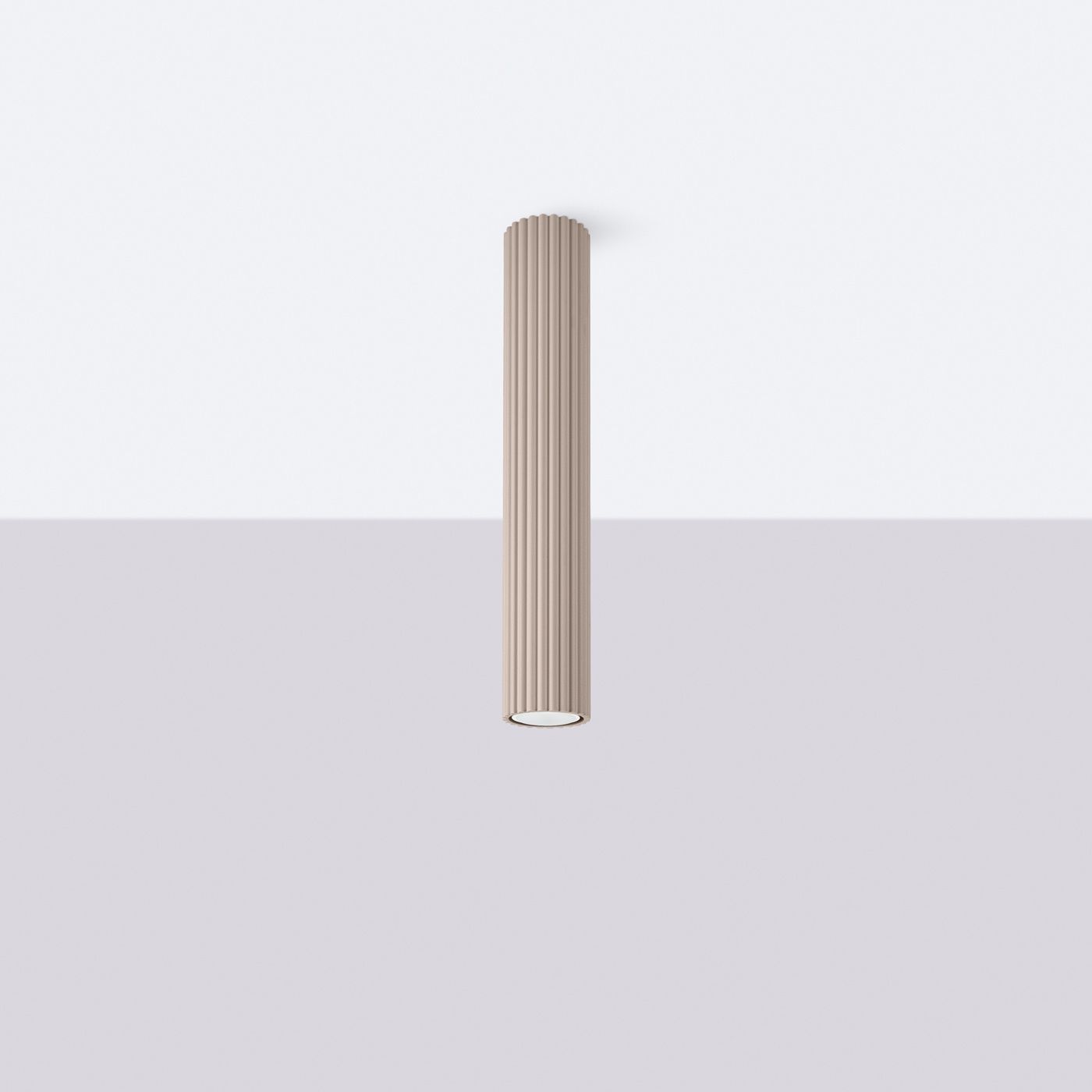 Lampa sufitowa Karbon 40 w kolorze taupe, o cylindrycznym kształcie z pionowymi żłobieniami. Ułożona w pozycji wiszącej, z widocznym otworem na żarówkę GU10. Tło jasne, jednolite.
