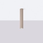 Lampa sufitowa Karbon 40 w kolorze taupe, o cylindrycznym kształcie z pionowymi żłobieniami. Ułożona w pozycji wiszącej, z widocznym otworem na żarówkę GU10. Tło jasne, jednolite.