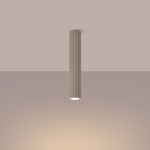 Lampa sufitowa Karbon 40 w kolorze taupe, o cylindrycznym kształcie z rowkowaną fakturą. Zawieszona prosto z sufitu, z widocznym źródłem światła GU10 na dole. Tło w stonowanym odcieniu, co podkreśla elegancki design lampy.