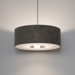 Lampa wisząca Lago M w kolorze szarym, z okrągłym abażurem z tkaniny. Ujęcie frontalne, wisi na cienkim przewodzie. Wewnątrz widoczna oprawka na żarówkę E27, emitująca miękkie światło, z subtelnym cieniem na ścianie.