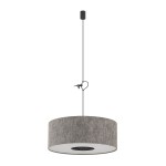 Lampa wisząca Lago M w kolorze szarym, z okrągłym abażurem z tkaniny, zawieszona na czarnym przewodzie. Posiada miejsce na jedną żarówkę E27. Widoczny metalowy uchwyt mocujący. Tło białe, co podkreśla elegancki design lampy.